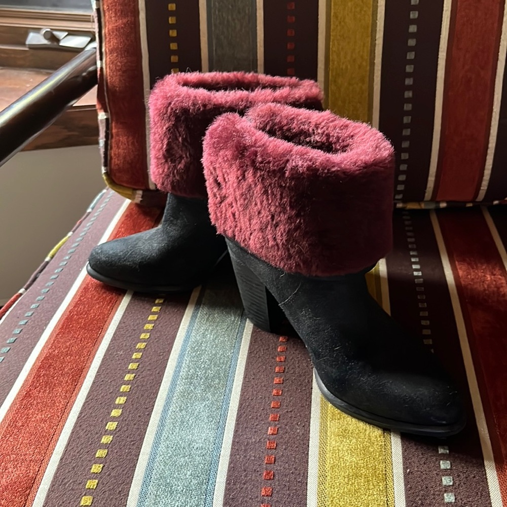 UGG BOOTS  LIKE NEW.